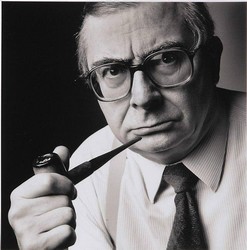 Claude Chabrol pipe