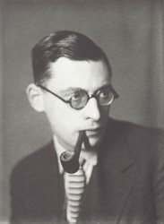 Raymond Queneau pipe