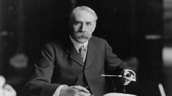 Sir Edward Elgar pipe